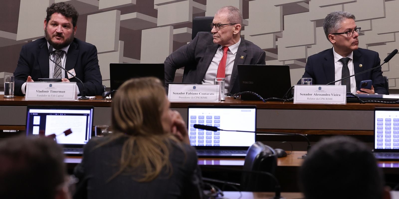O fundador da Esh Capital, Vladimir Timerman, presta depoimento à CPI do Crime Organizado, em Brasília, em 18 de março de 2026