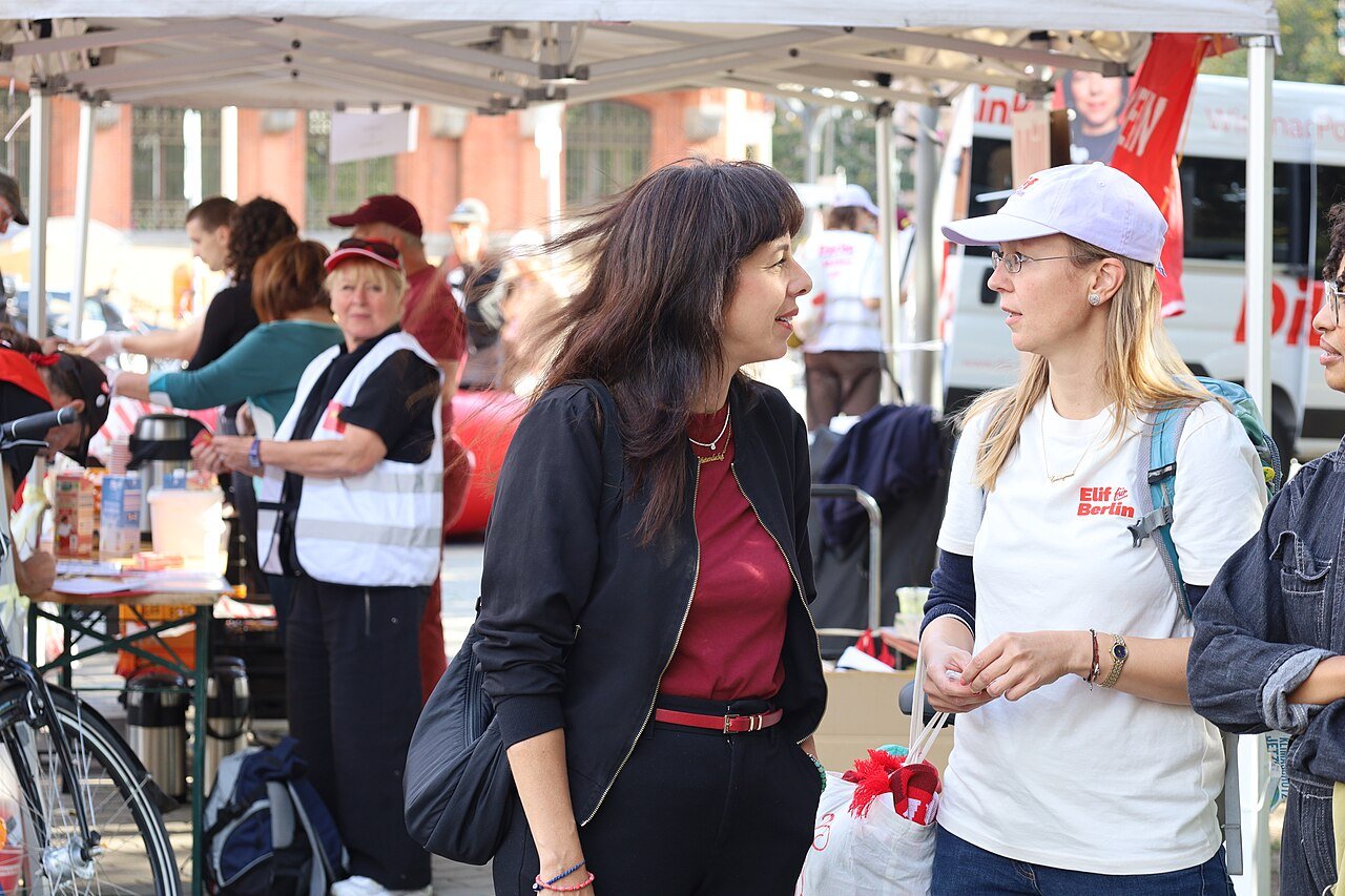 Elif Eralp, candidata de Die Linke, en el cierre de campaña del partido para la elección de Berlín, frente al Rotes Rathaus, el 18 de septiembre de 2026.