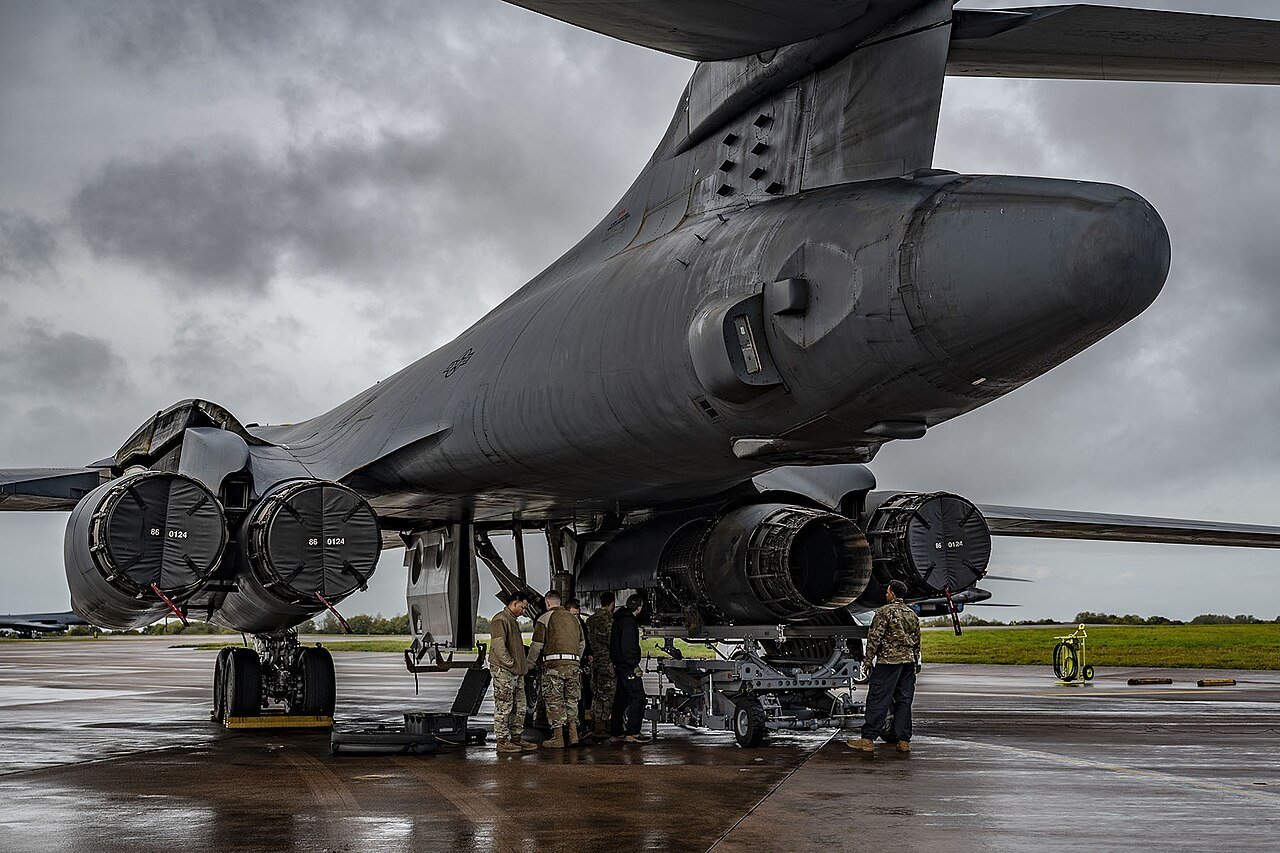 Militares americanos trocam um motor de um bombardeiro B-1 Lancer na base da RAF em Fairford, na Inglaterra, em novembro de 2023.