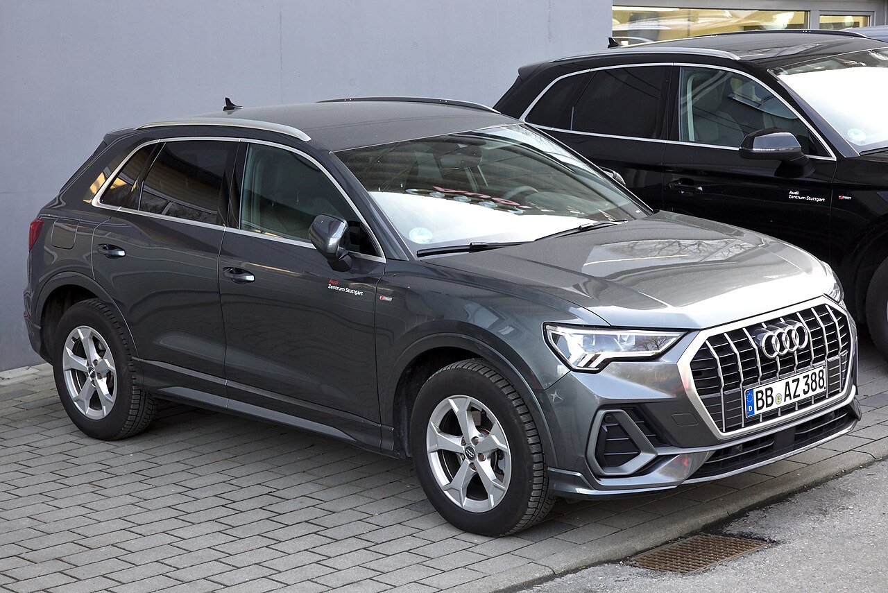 Um Audi Q3 da geração F3 fotografado em Stuttgart, na Alemanha, em fevereiro de 2019; o Q3 é o único modelo da Audi incluído no recall.