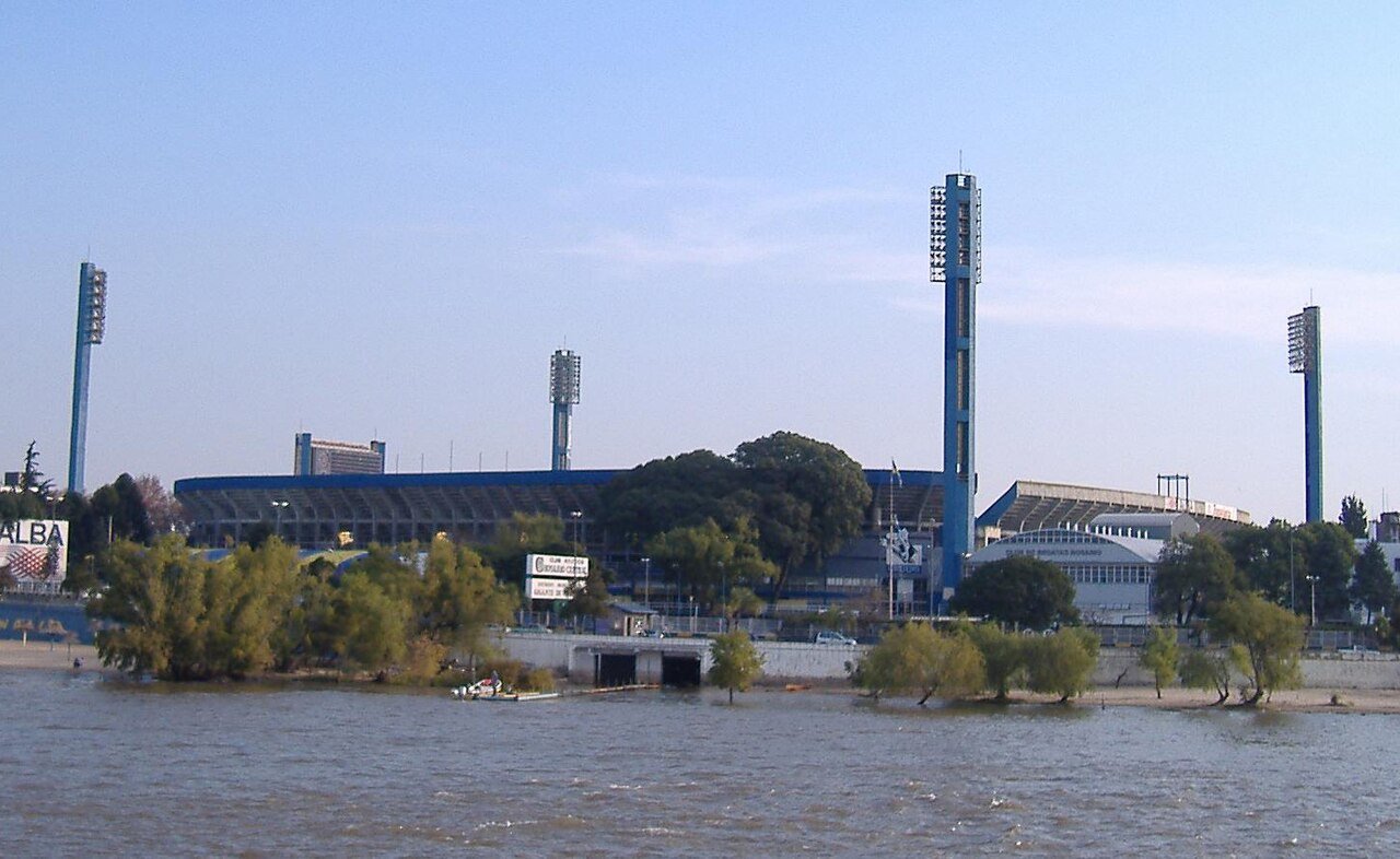 El Estadio Gigante de Arroyito, del club Rosario Central, escenario neutral del partido, visto desde el río Paraná en 2007.