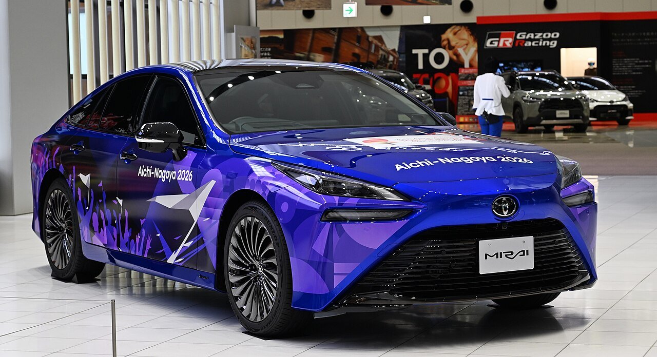 Um Toyota Mirai com a identidade visual dos Jogos Asiáticos de 2026, usado no revezamento da tocha, em setembro.