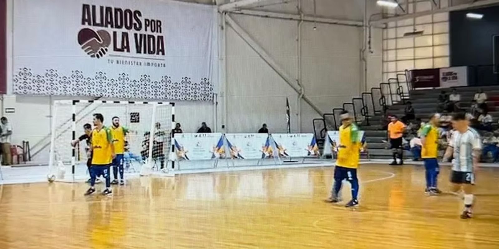 Jogadores da seleção brasileira comemoram o quarto título mundial de futsal down, após a vitória por 10 a 1 sobre a Argentina, em Mérida, no México, em 19 de setembro de 2026.