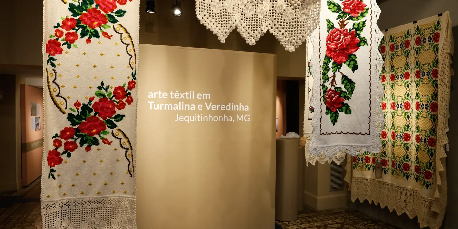 Peças bordadas de Turmalina e Veredinha expostas no Museu de Folclore Edison Carneiro, no Catete, Rio de Janeiro, em setembro de 2026.