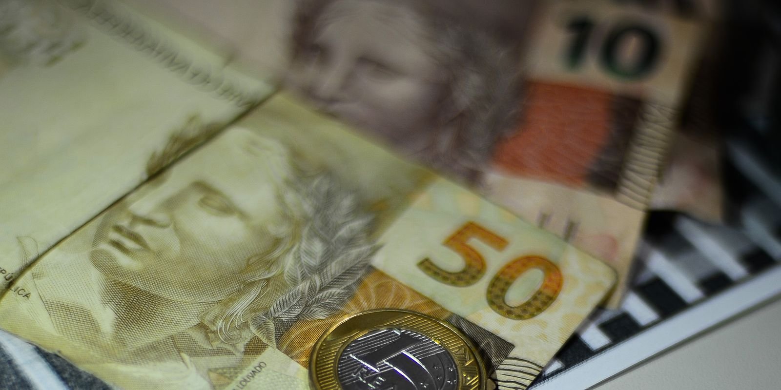 Cédulas de real, moedas e calculadora