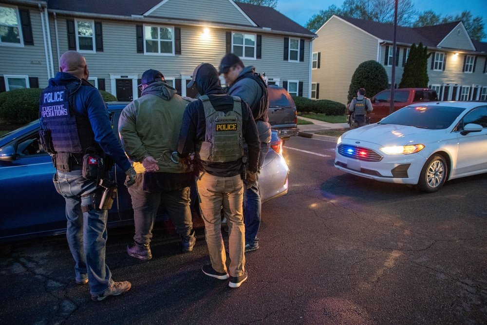 Agentes do ICE Enforcement and Removal Operations fazem uma prisão durante abordagem de veículo em Manassas, na Virgínia, em abril de 2022. Foto de arquivo; não é o caso de Austin.