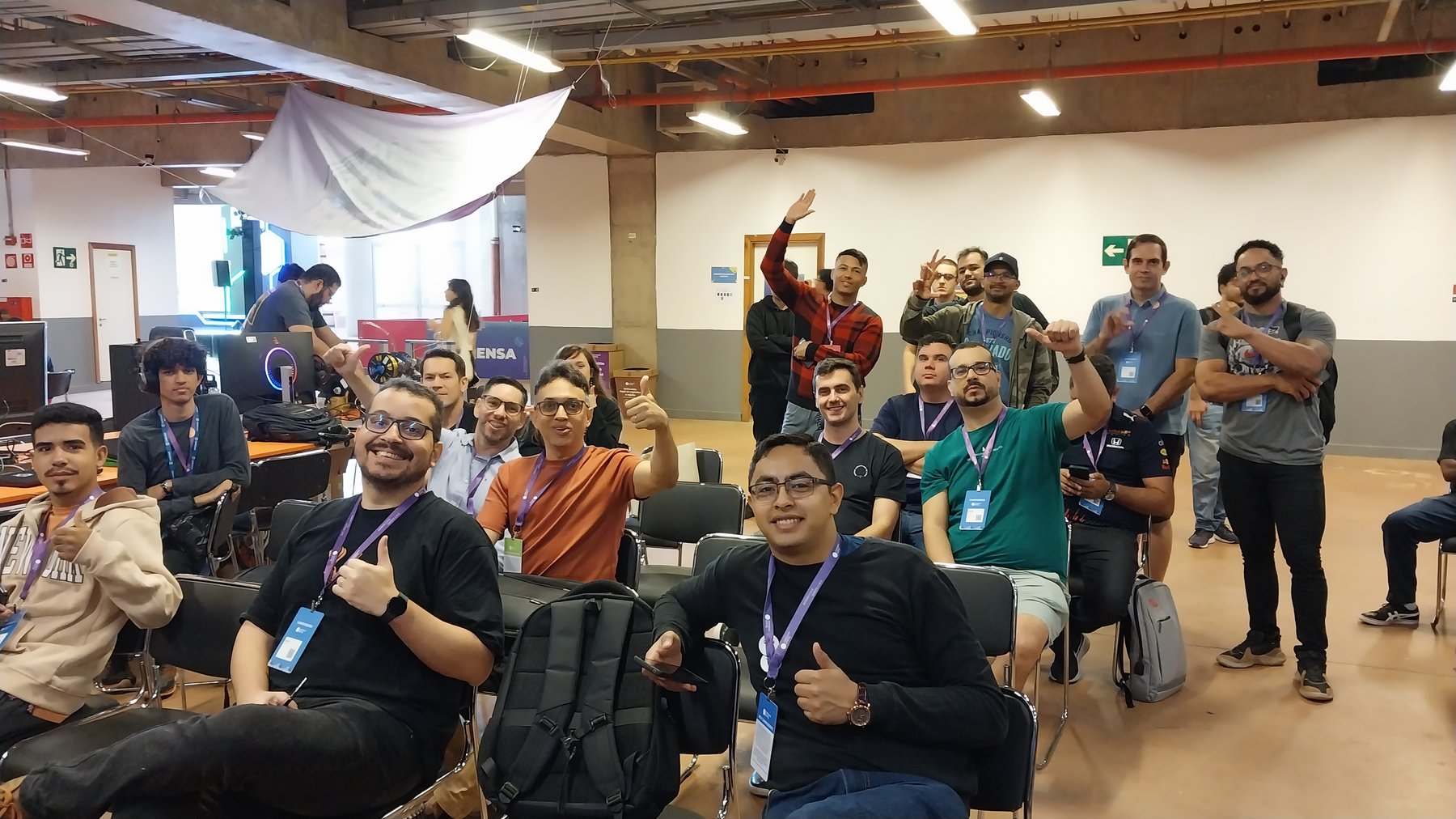 Público da trilha acenando durante uma palestra no CPBR17