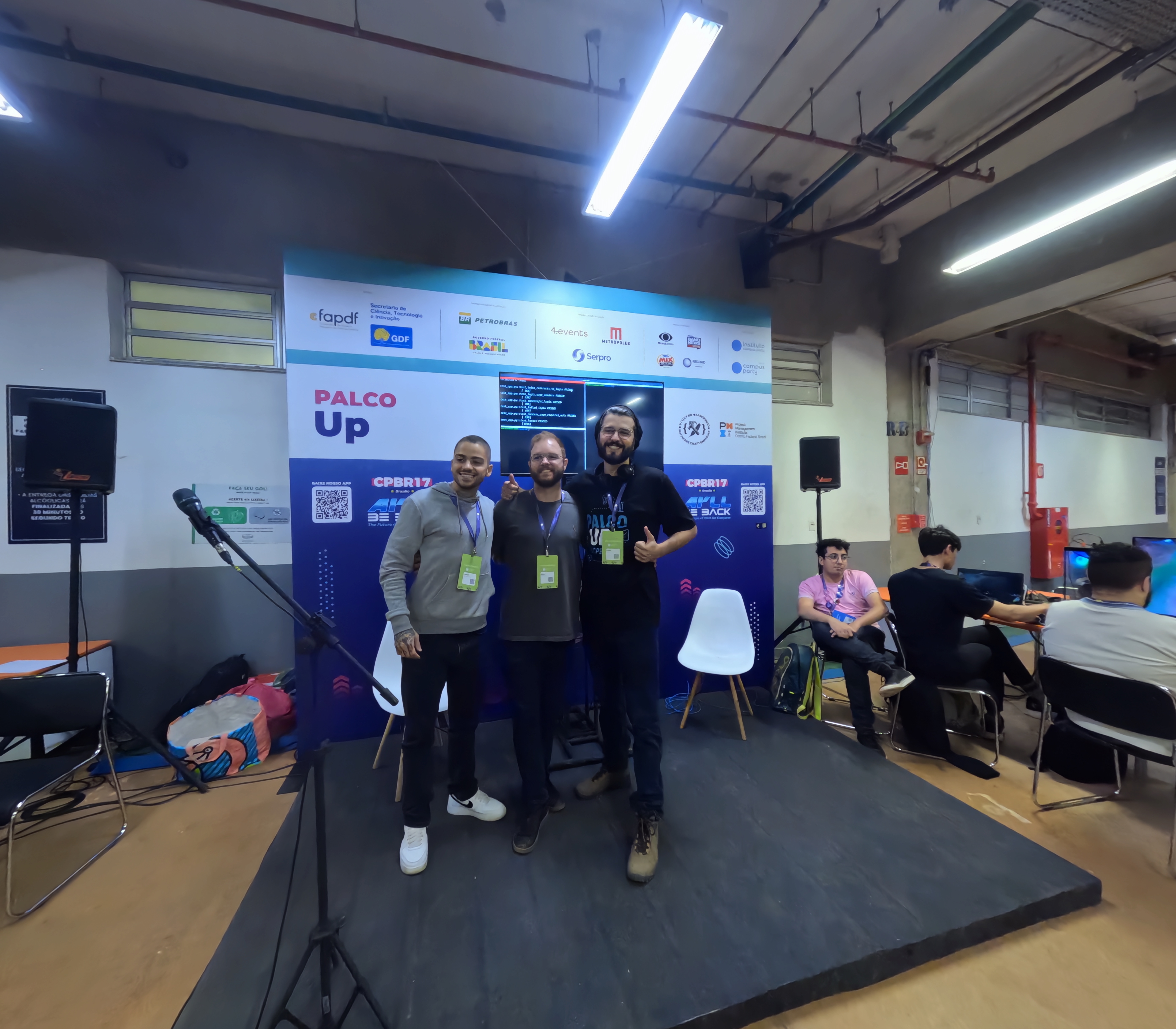 Aulus Diniz, Joseph Felipe e Lucas Dórea diante do palco após a palestra de QA e IA no CPBR17