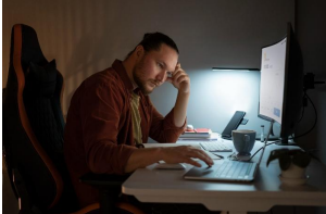 A captura de tela de um editor com um projeto aberto representa o primeiro contato com um repositório real, momento em que muitos iniciantes percebem a complexidade do código profissional.