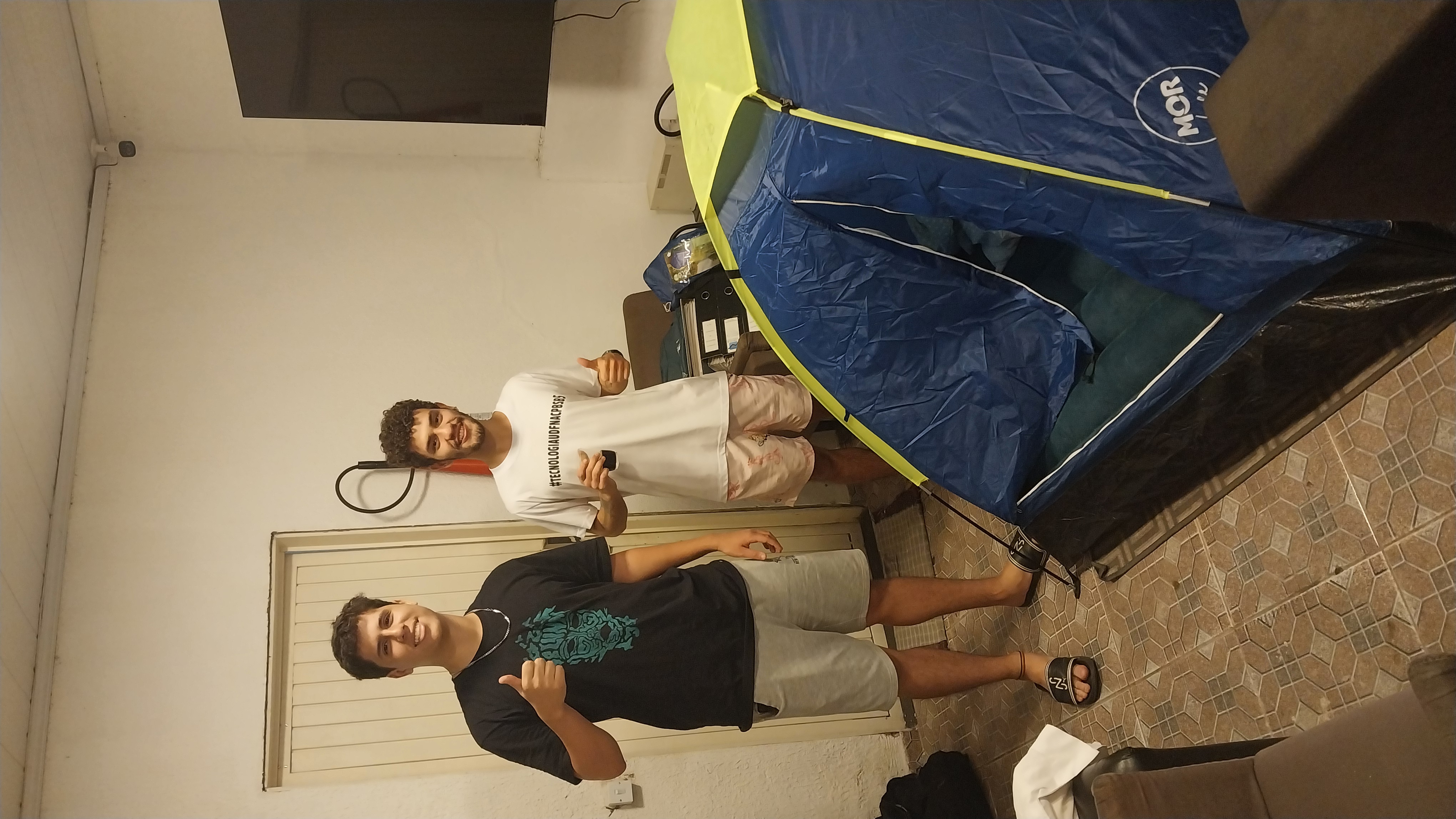 Gabriel e Guilherme, mentorandos da DW Corp, acampando em um fim de semana da equipe
