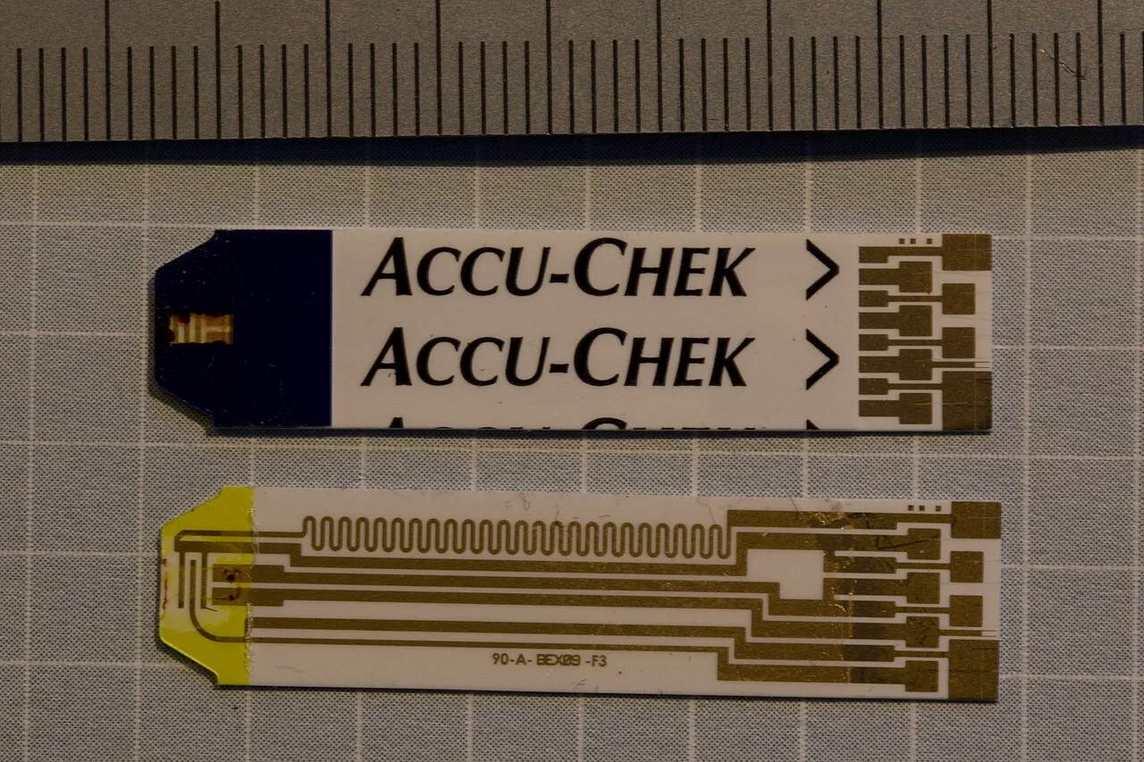Tiras reagentes Accu-Chek usadas em teste de glicemia, fotografadas em 2014; a imagem é de arquivo e não mostra os lotes proibidos pela Anvisa.