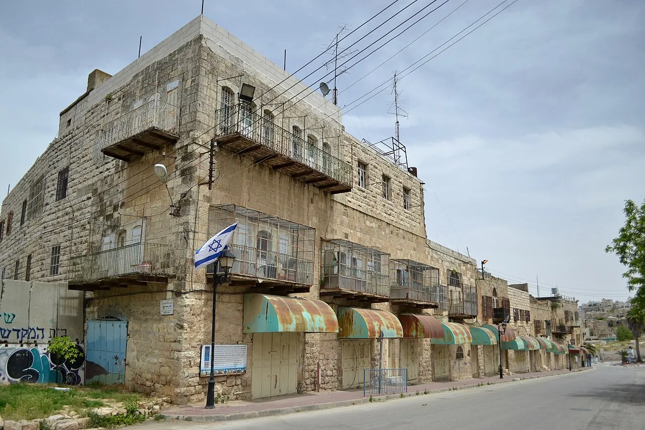 A rua Al-Shuhada, na Cidade Velha de Hebron, na Cisjordânia, em foto de 2016.