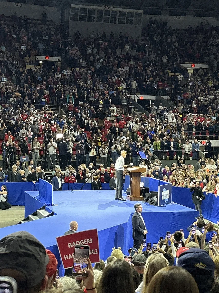 Barack Obama discursa em um comício no Alliant Energy Center, em Madison, Wisconsin, em outubro de 2024.