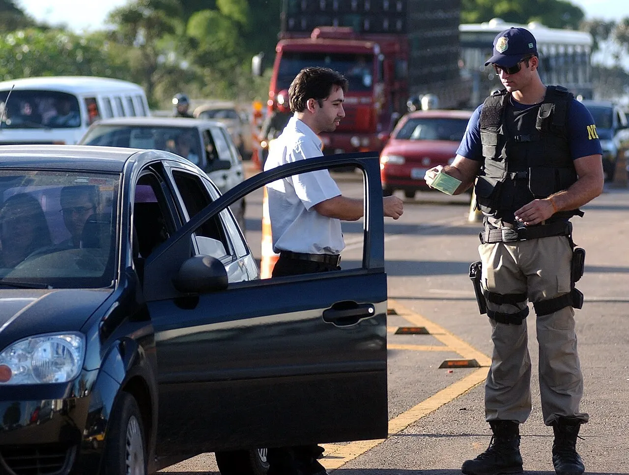 Equipe da Polícia Rodoviária Federal durante operação de feriado em rodovia, em foto de arquivo feita em Brasília em 2007.