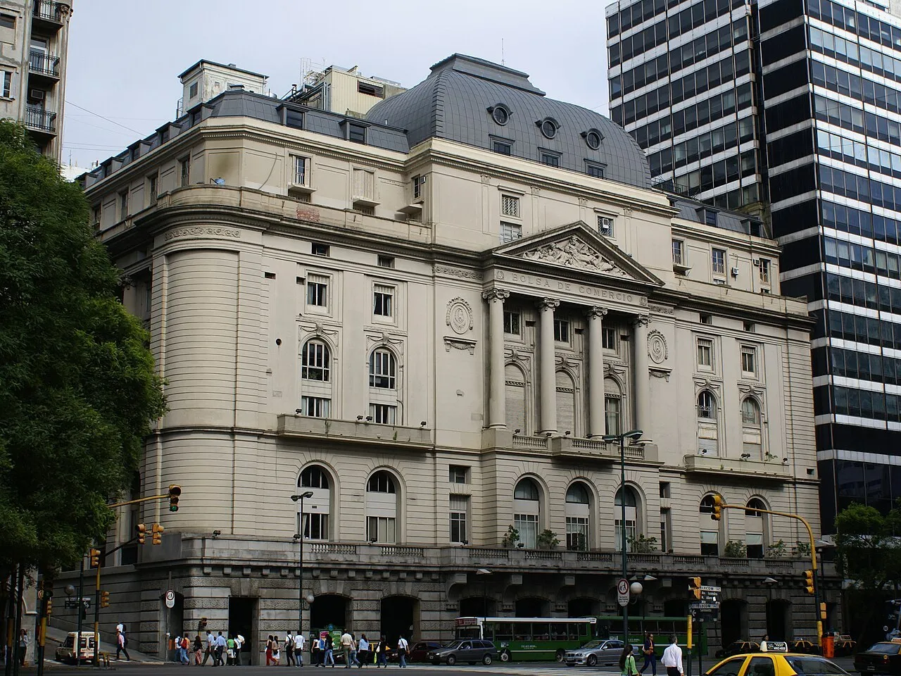A fachada do edifício da Bolsa de Comercio de Buenos Aires na rua Leandro N. Alem, em 2007.