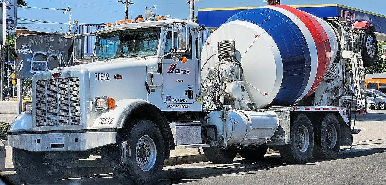 Una hormigonera de Cemex en Elysian Park, Los Ángeles, en 2023. Estados Unidos es el segundo mercado de la cementera mexicana por ebitda.