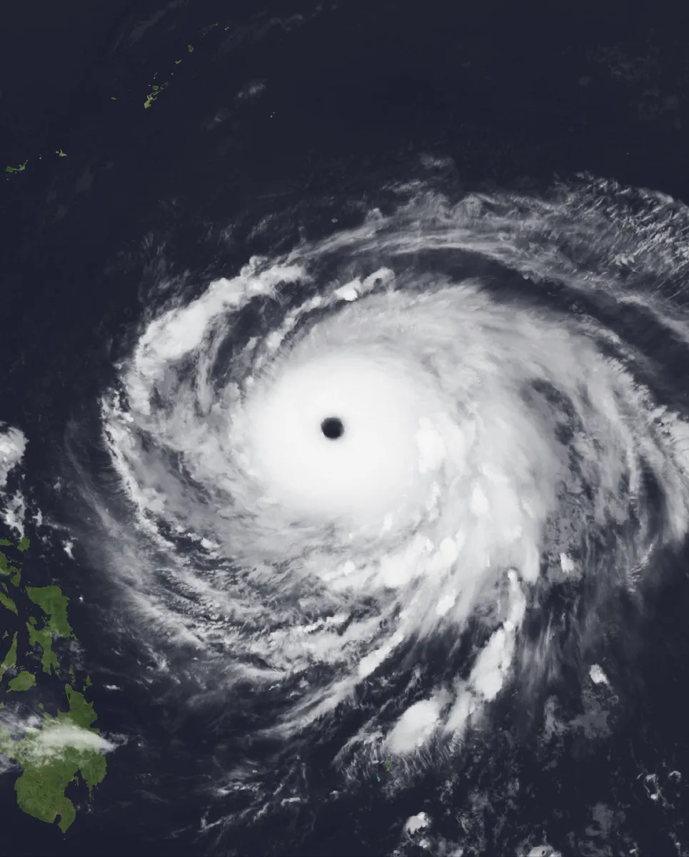 O tufão Champi no pico de intensidade, em imagem do satélite Himawari-9 feita em 20 de outubro de 2026.