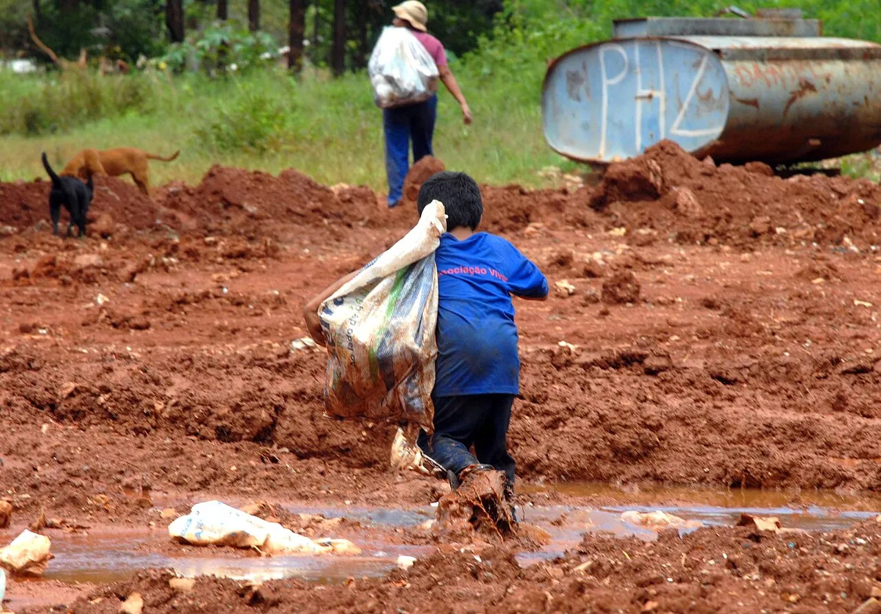 Criança deixa o lixão da Cidade Estrutural, no Distrito Federal, em fevereiro de 2008. A foto é de arquivo e ilustra o tema da pesquisa.