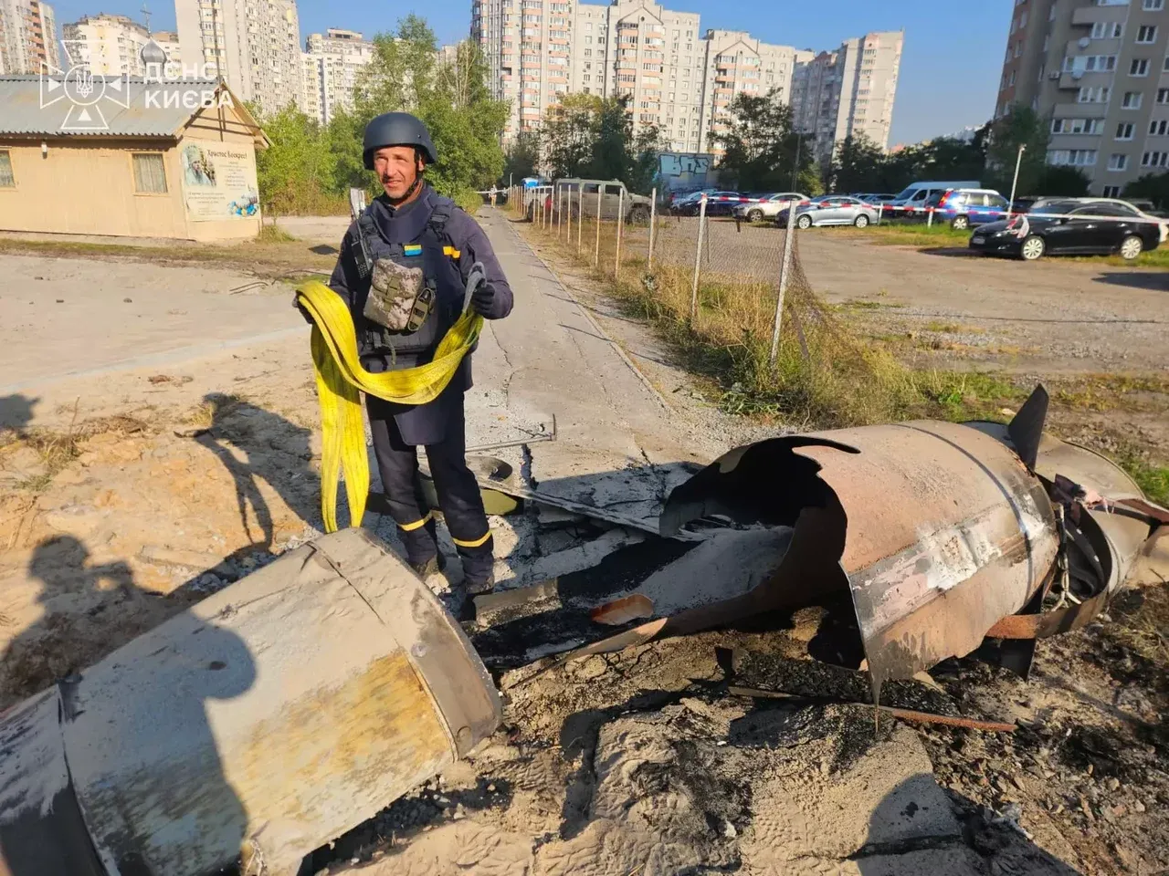 Un equipo del Servicio Estatal de Emergencias de Ucrania retira los restos de un misil balístico ruso que no explotó en Kiev, tras el ataque a la ciudad en la noche del 7 de octubre de 2026.