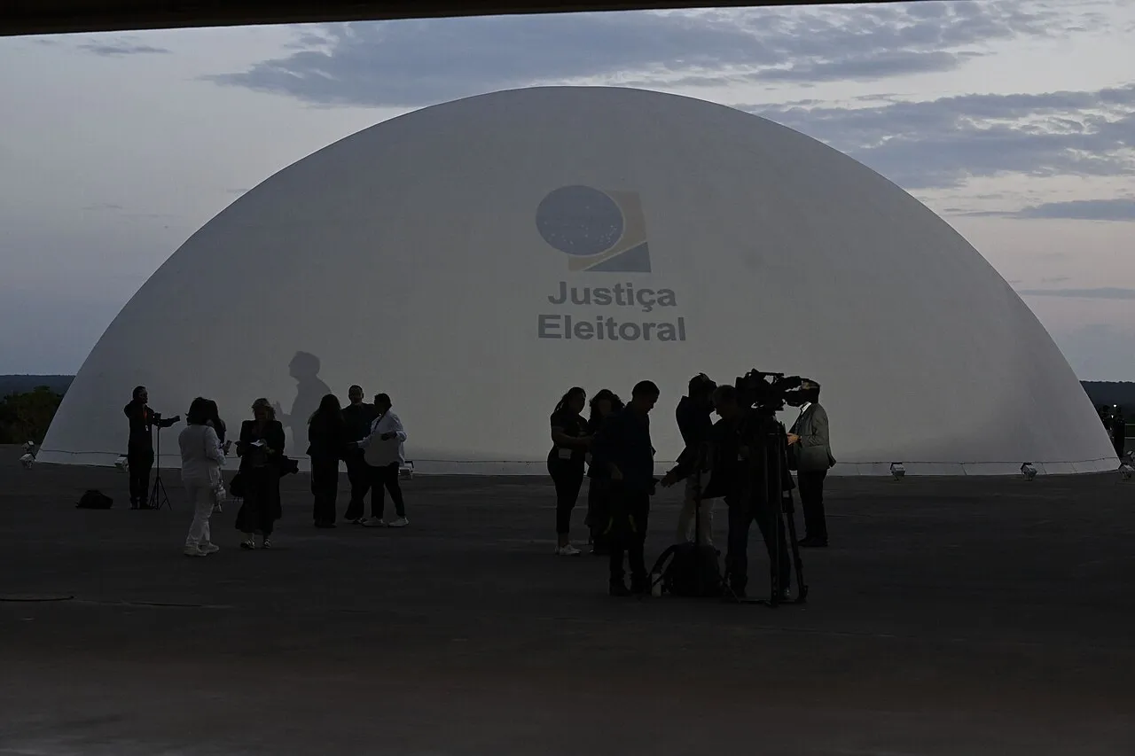 The dome of the TSE headquarters in Brasília, with the Electoral Justice logo projected onto it on the night of the first-round count, on 4 October 2026.