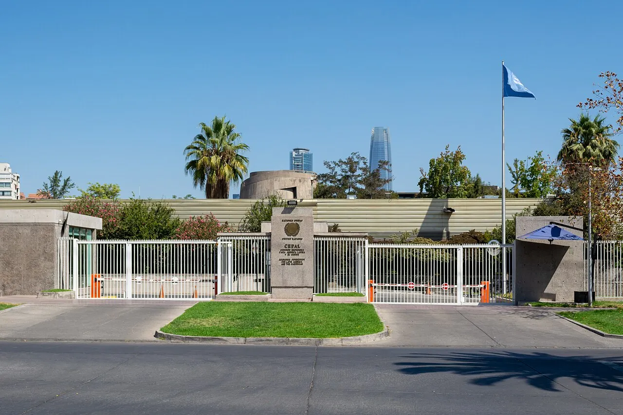 La entrada del edificio de la Cepal, sede del organismo en el barrio de Vitacura, en Santiago de Chile, en 2020.