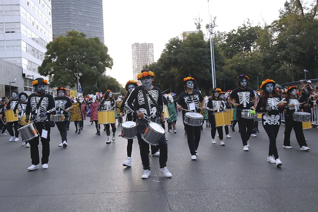 Tambores del Gran Desfile de Día de Muertos en el tramo entre El Caballito y la avenida Juárez, en la Ciudad de México, en noviembre de 2023.