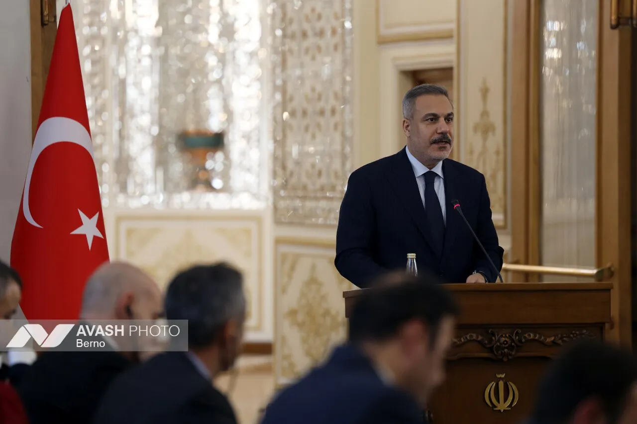 O chanceler turco, Hakan Fidan (à esq.), em encontro com o ministro das Relações Exteriores do Irã, Seyyed Abbas Araghchi, na chancelaria iraniana, em novembro de 2025.