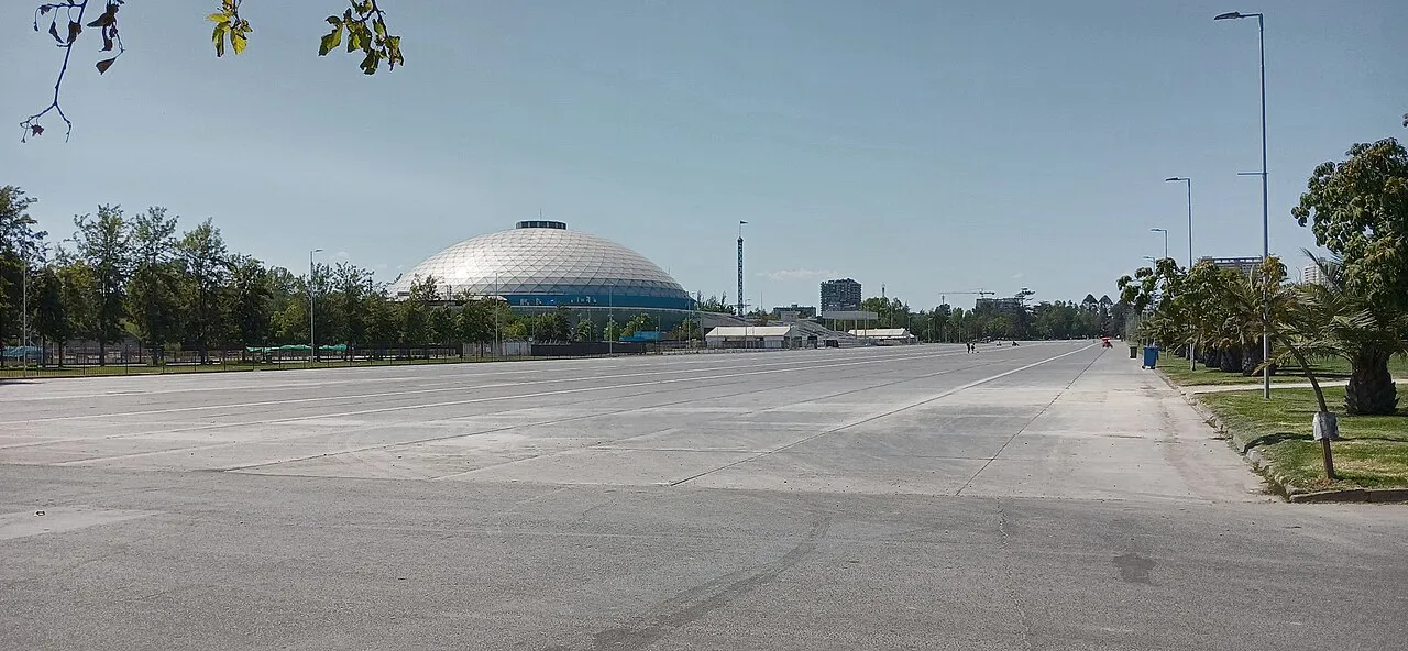 La explanada del Parque O'Higgins, en Santiago, con el Movistar Arena al fondo, fotografiada en enero de 2025. El parque es la sede de la primera edición del Festival Bamba.