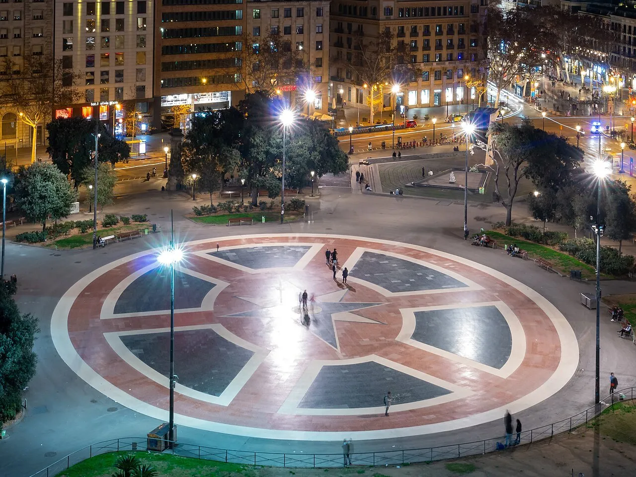 A Praça da Catalunha, em Barcelona, à noite, em foto de arquivo de fevereiro de 2024.