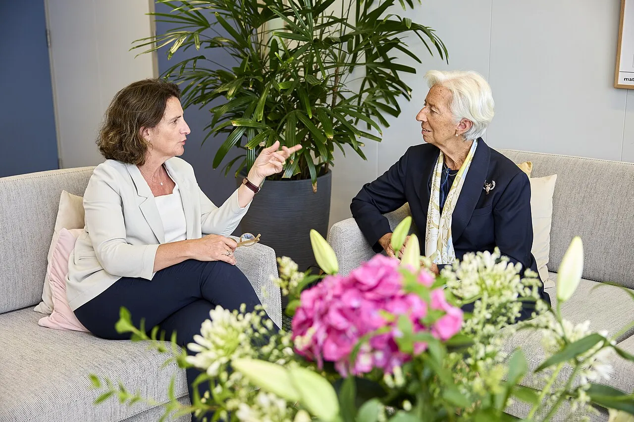 Christine Lagarde, presidente do Banco Central Europeu, à direita, em visita à Comissão Europeia, em junho de 2025.