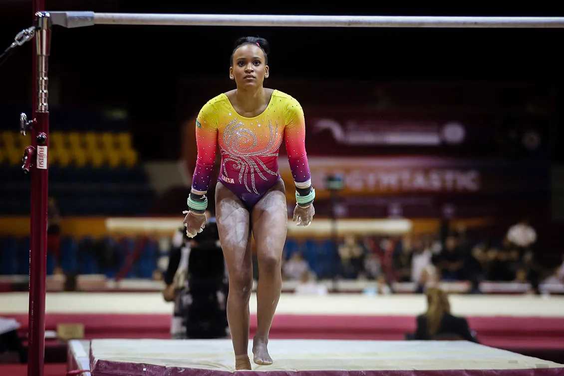 Rebeca Andrade se prepara para subir nas barras assimétricas no Mundial de Ginástica Artística de 2018.