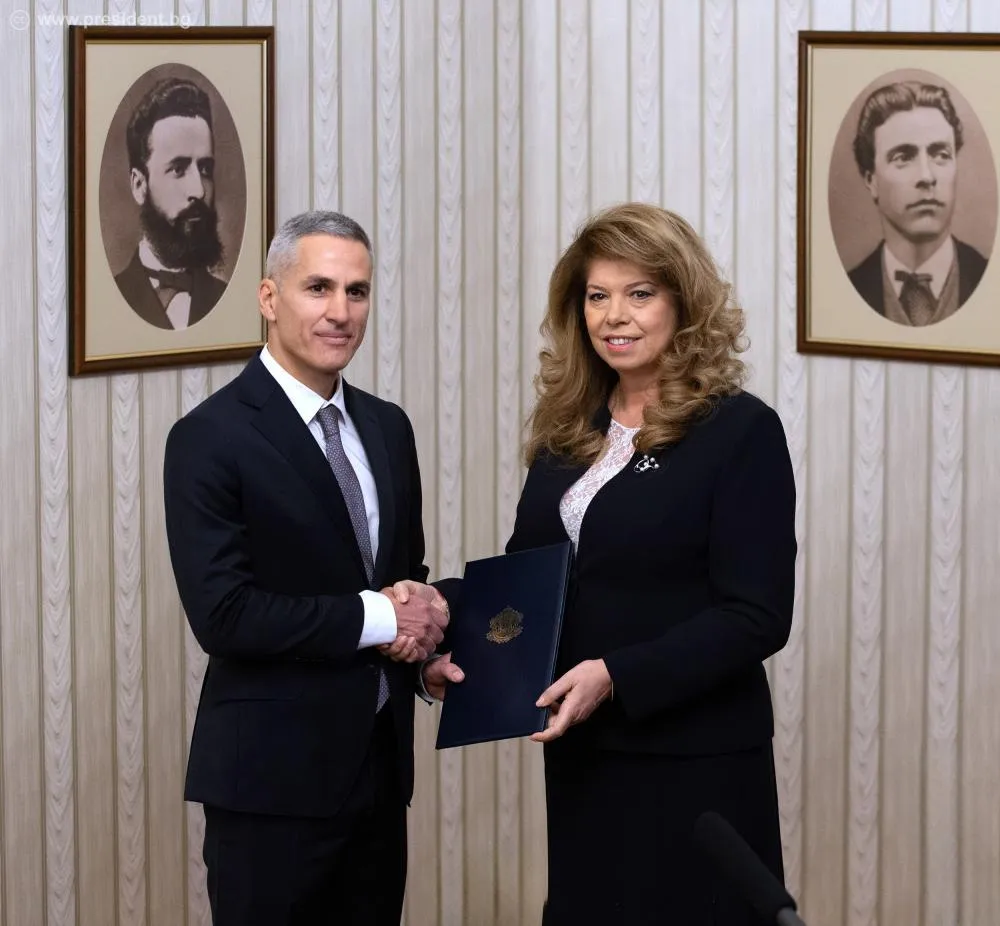 La presidenta Iliana Yotova entrega a Andrey Gyurov, entonces vicegobernador del Banco Nacional de Bulgaria, el mandato para formar un gabinete interino, en febrero de 2026. Ambos disputan ahora la segunda vuelta presidencial.