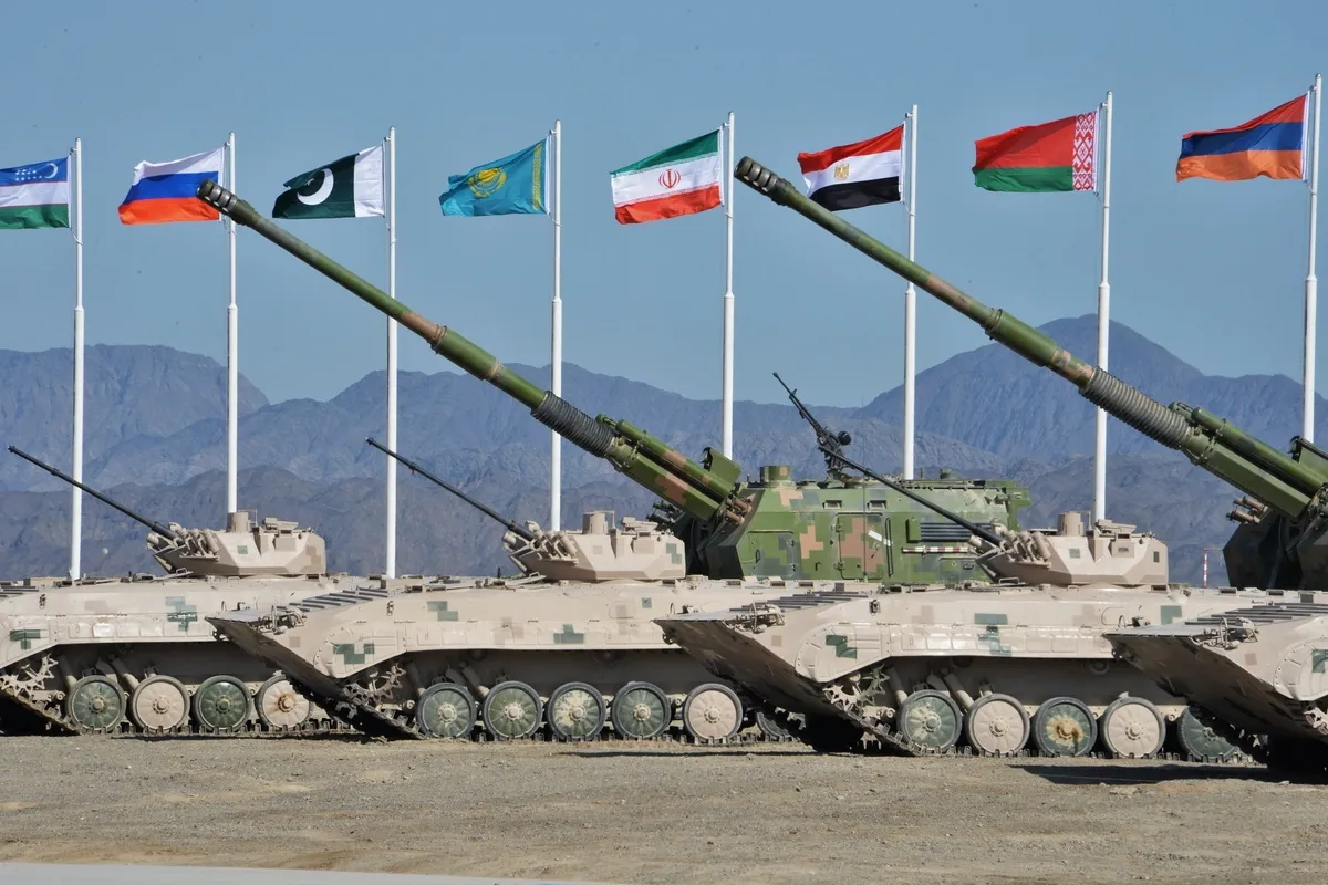 Blindados do Exército chinês em exercício na base militar de Korla, no Xinjiang, em agosto de 2019. A mesma cidade recebe agora o Karakoram 2026.
