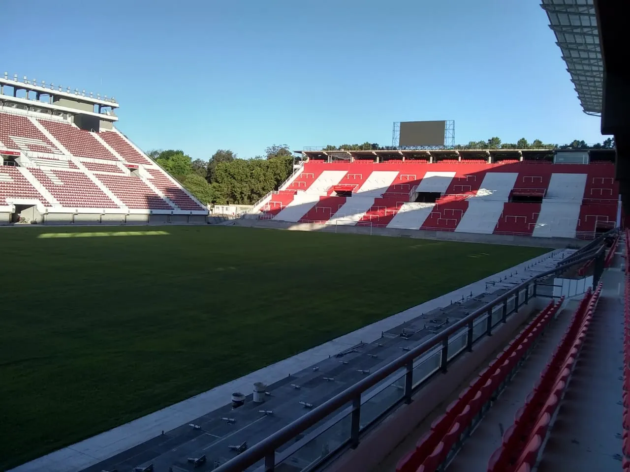 El estadio Jorge Luis Hirschi, de Estudiantes de La Plata, visto desde la platea oficial en 2019, año de su reinauguración.
