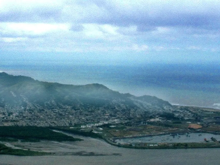 Vista de los barrios del norte de la ciudad de Esmeraldas, Ecuador, cuyo suministro de agua depende de la planta de San Mateo, en una imagen de archivo.