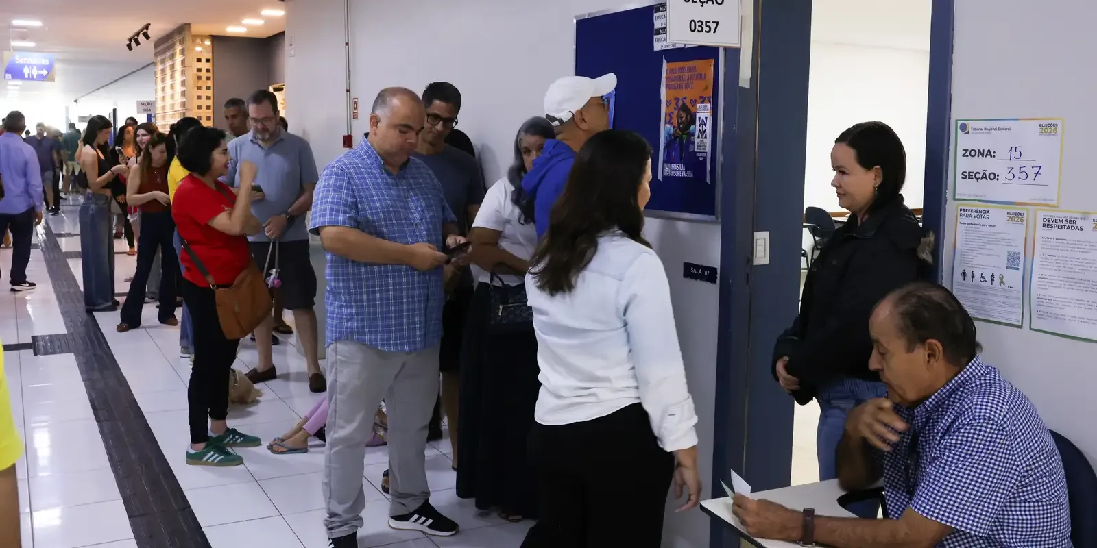 Eleitores votam no primeiro turno em seção instalada no campus do UniEuro, em Águas Claras, no Distrito Federal, em 4 de outubro de 2026.